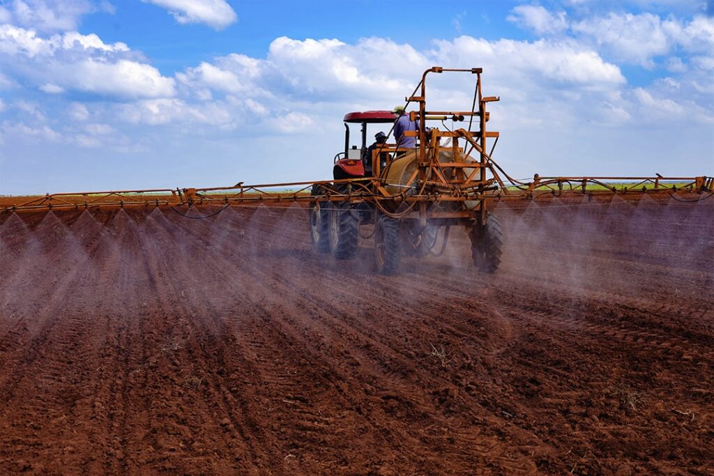 En primavera, la hoja ancha emerge rápido y en tandas. 2,4D LV ayuda a ordenar el barbecho y sostener un inicio de campaña más estable